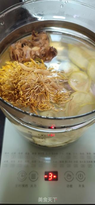 罗汉果菊花雪梨饮的做法步调：2