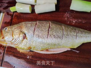葱烧黄鱼的做法步调：8