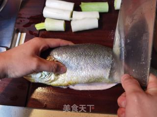 葱烧黄鱼的做法步调：7