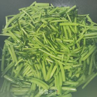 浑炒茼蒿的做法步调：3