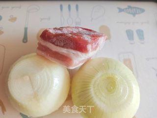 五花肉炒洋葱的做法步调：1