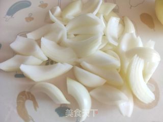 五花肉炒洋葱的做法步调：2