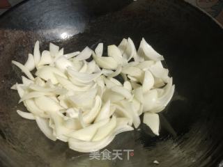 五花肉炒洋葱的做法步调：4