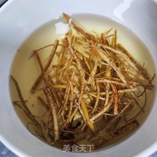 五指毛桃炖肉汤的做法步调：1