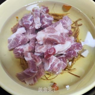 五指毛桃炖肉汤的做法步调：3