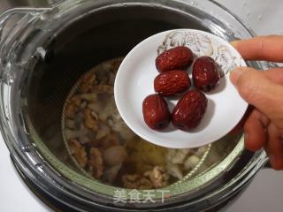 银耳核桃龙眼肉汤的做法步调：5