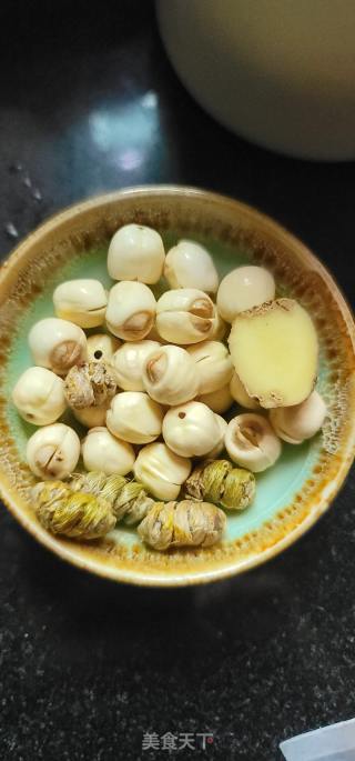 石斛莲子肥肉汤的做法步调：3