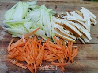 酱肉豆干炒苤蓝的做法步调：2