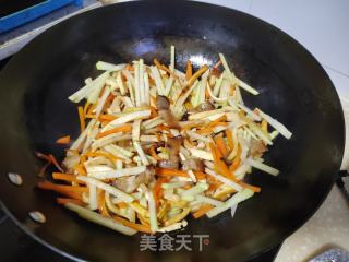 酱肉豆干炒苤蓝的做法步调：5