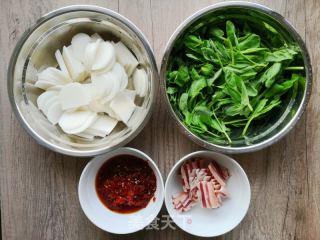 腊肉炒饵块的做法步调：4