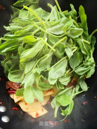腊肉炒饵块的做法步调：10