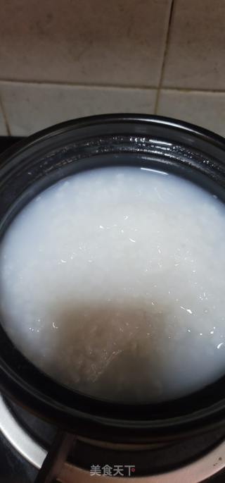 鸡蛋牛肉喷鼻菜粥的做法步调：1