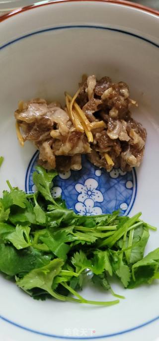鸡蛋牛肉喷鼻菜粥的做法步调：2