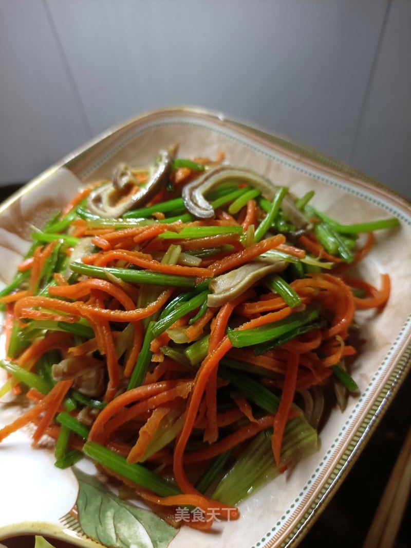 喷鼻菜胡萝卜炒肚丝的做法