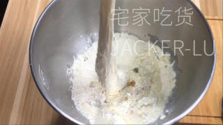 木樨蜜吐司，浓浓木樨喷鼻，波兰种易推丝，心感坚实，奶喷鼻味实足。的做法步调：3