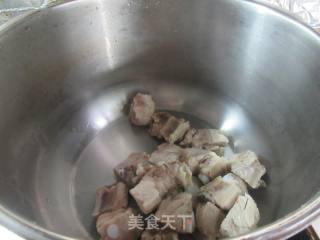 蛋饺油豆腐排骨煲的做法步调：2