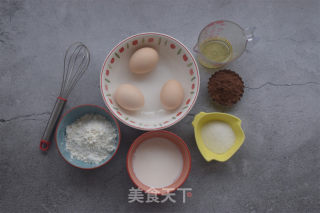 喷鼻气鼓鼓诱人的巧克力戚风蛋糕，做法超简朴，小利剑也能沉紧把握的做法步调：1