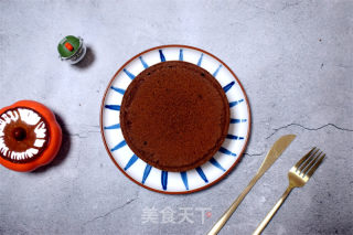 喷鼻气鼓鼓诱人的巧克力戚风蛋糕，做法超简朴，小利剑也能沉紧把握的做法步调：6
