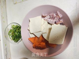 培根烧豆腐的做法步调：1