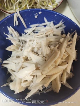 莲藕芽菜炒肉终的做法步调：2