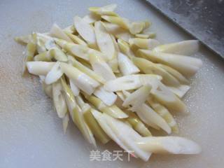 猪舌头炒家山笋的做法步调：2