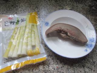 猪舌头炒家山笋的做法步调：1