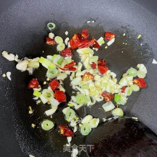 白萝卜炒菜芯的做法步调：5