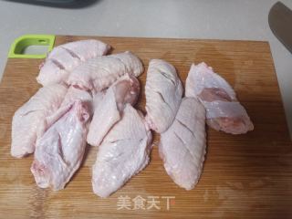 白烧土豆鸡翅的做法步调：1
