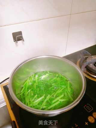凉拌茼蒿的做法步调：2
