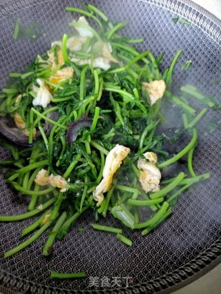 海参鸡蛋炒茼蒿的做法步调：8