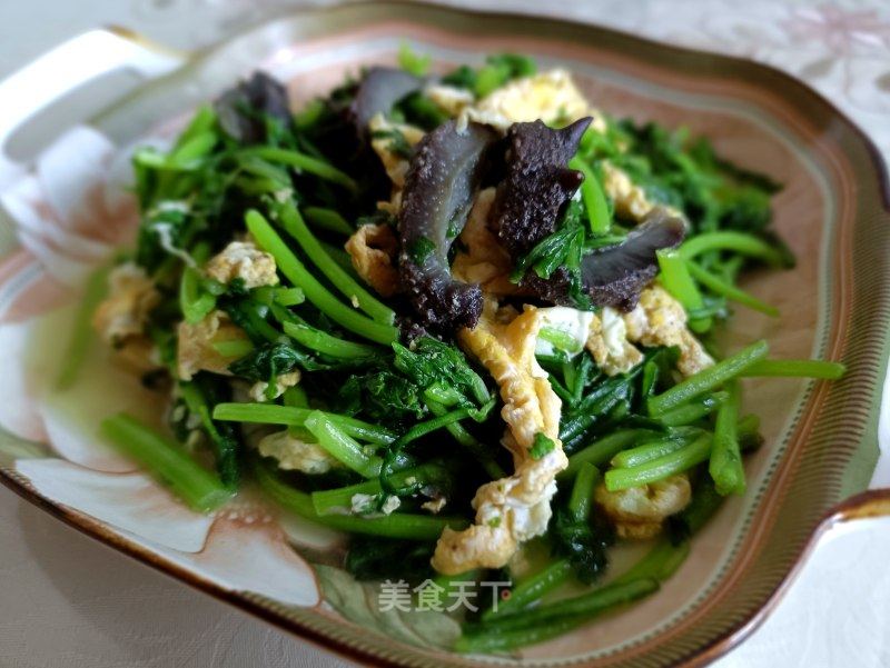 海参鸡蛋炒茼蒿的做法