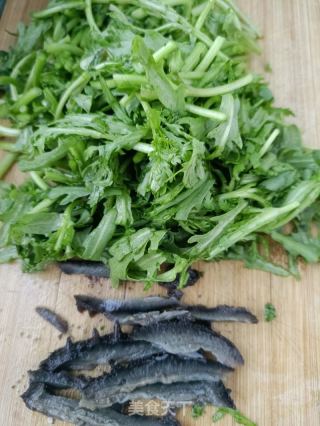 海参鸡蛋炒茼蒿的做法步调：2