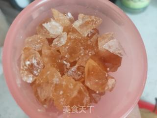 金橘冰糖雪梨汤的做法步调：1