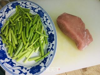 蒜苔炒里脊的做法步调：1