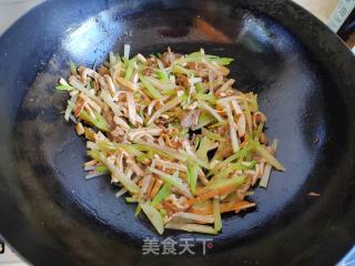 苤蓝豆干炒肉丝的做法步调：6
