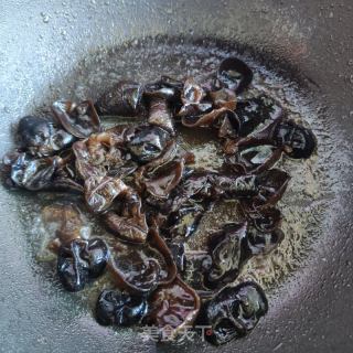 五花肉木耳炒花菜的做法步调：5