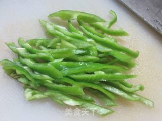 椒肉丝炒黄芽菜的做法步调：2