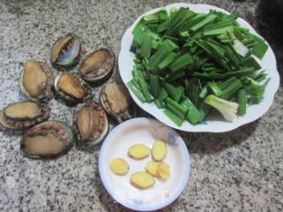 年夜蒜炒鲍鱼的做法步调：1