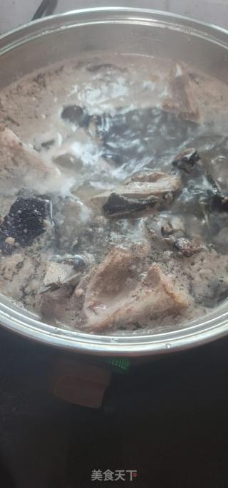 乌灵芝黑鸡汤的做法步调：3
