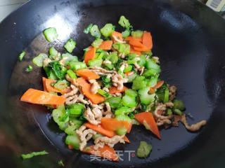 胡萝卜芥菜炒肉丝的做法步调：6
