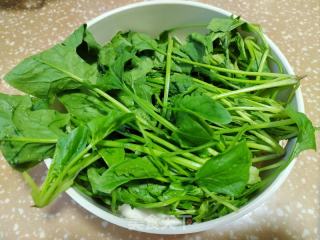 凉拌菠菜的做法步调：1
