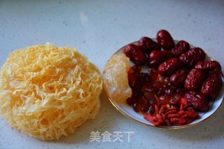 桃胶银耳羹的做法步调：1