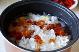 桃胶银耳羹的做法步调：5