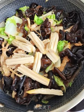 腐竹利剑菜炖肉的做法步调：11
