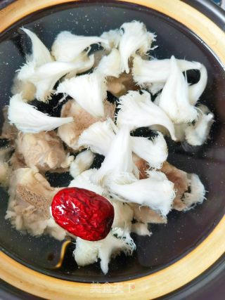 猴头菇板粟排骨汤的做法步调：4