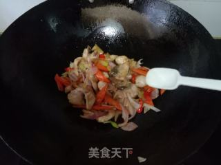 洋葱炒乌鱼片的做法步调：11