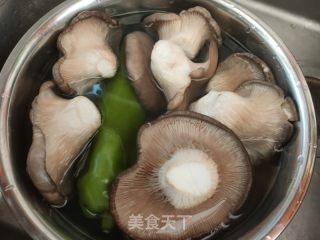 青椒木耳炒仄菇的做法步调：1