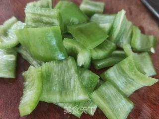 青椒木耳炒仄菇的做法步调：3