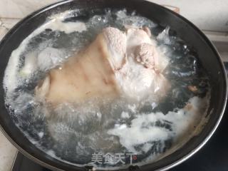 白烧肘子的做法步调：2