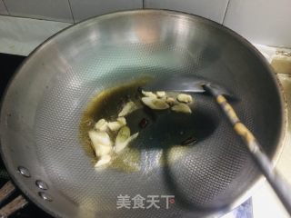 黄芽菜炒芹菜的做法步调：1